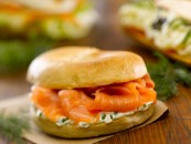 Fotografía de alimentos sandwich bagel salmón